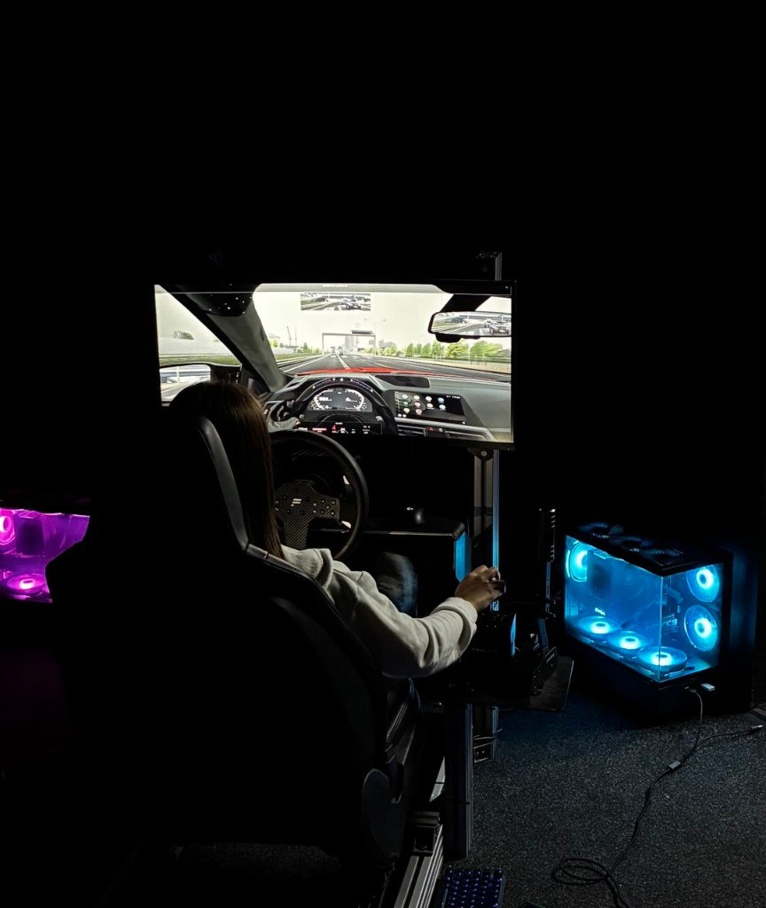 Simracing Cyberhub — гравець на стенді Fanatec CSL DD, Assetto Corsa